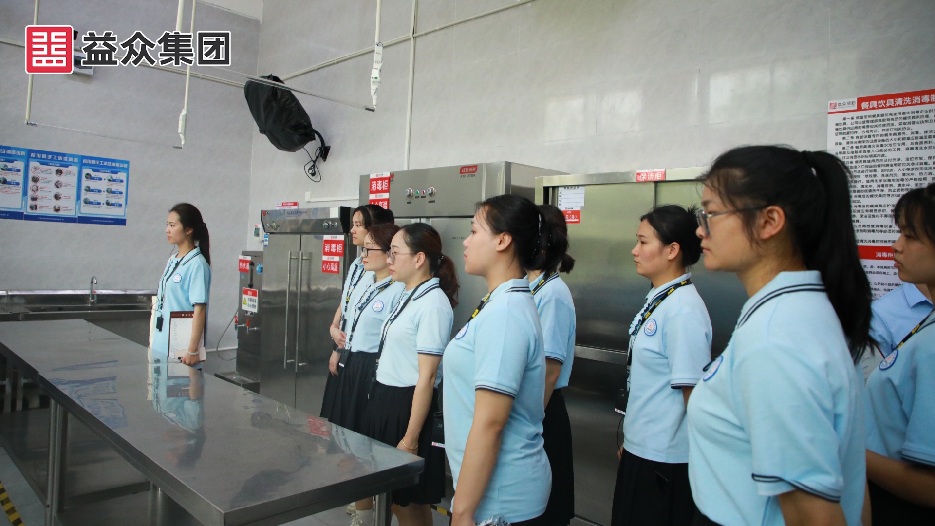 參觀益眾托管濱江小學校區(qū)廚房 (1)